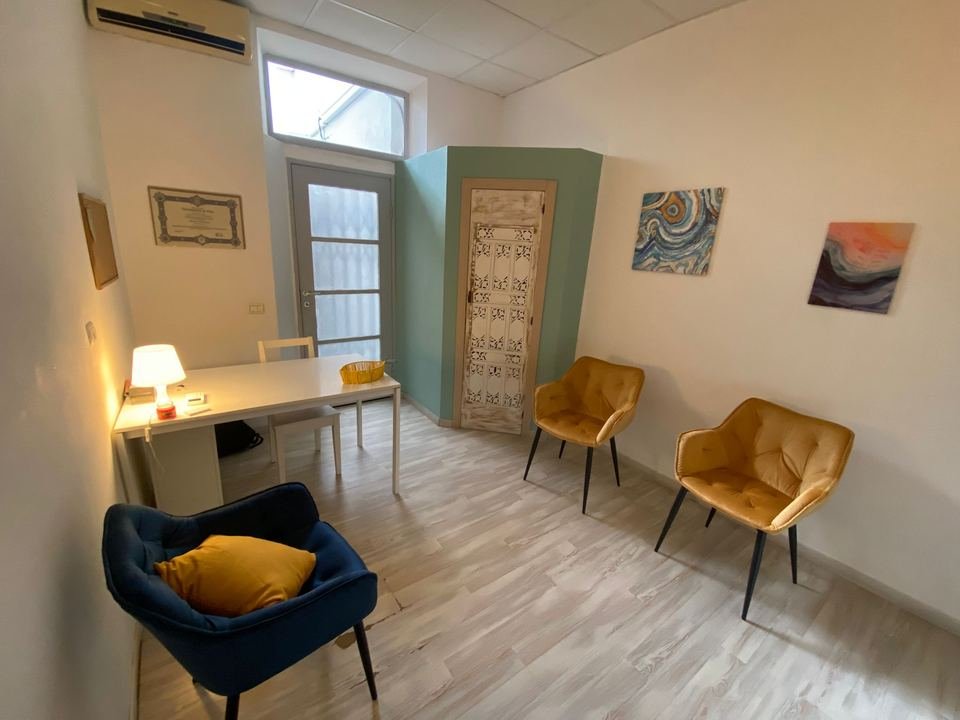 Interno dello studio della psicologa Giada Salvadori in Via Benvenuto Cellini a Piombino